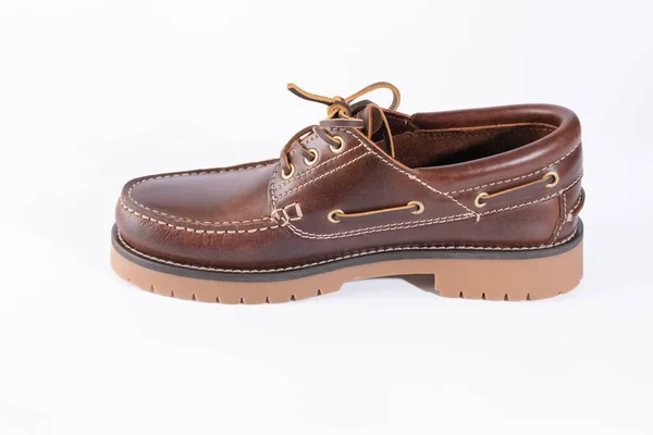 Kahverengi deri ayakkabılı erkek mokaseni ayakkabısı, beyaz bir arka planda izole edilmiş.