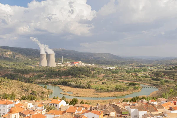 Cabriel nehrinin manzarası Cofrentes nükleer enerji santralinin yanında, İspanya