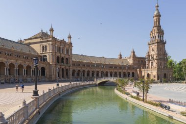 İspanya 'nın Sevilla Endülüs bölgesindeki Espaa Meydanı' nda yürüyen insanlar