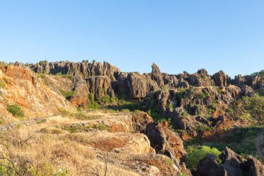 Demir Tepe (Cerro del Hierro), İspanya 'nın Endülüs kentinde Seville Doğal Parkı' nın Sierra Norte bölgesindeki terk edilmiş eski madenlerin erozyonu.