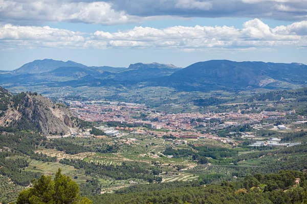 Alcoy, Alicante, İspanya, Alcoy şehrinin kırmızı çeşmesinden manzara