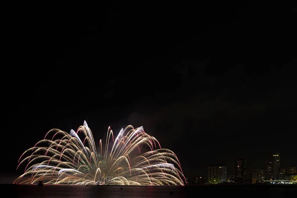 San Juan 'ın Alicante, İspanya' daki şenlikleri için sahilde havai fişekler.