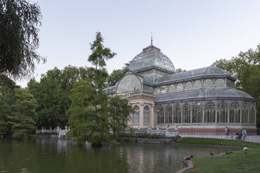 Palacio de Crystal, ördekleri ile birlikte Madrid, İspanya 'daki Retiro parkında gölün yanında.