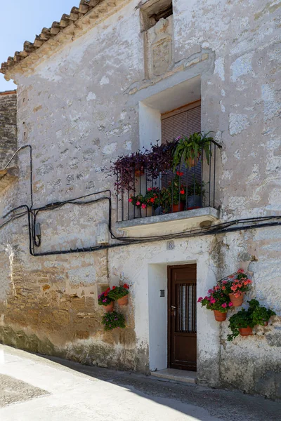 Casa Antigua Fachada Con Macetas Geranios Colgando Pared Balcón Fuendetodos — Foto de Stock