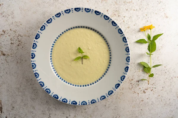 Salatalık ve yoğurt kremi süslenmiş porselenli, açık arkaplanda derin bir ördek.