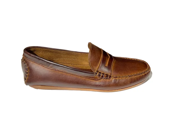 Kahverengi deri ayakkabılı erkek mokaseni ayakkabısı, beyaz bir arka planda izole edilmiş.