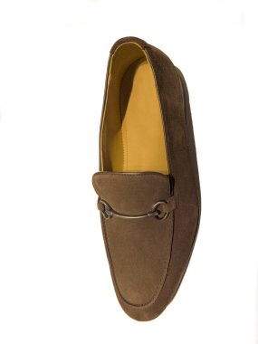 Kahverengi derili klasik erkek ayakkabısı, beyaz arka planda izole edilmiş.