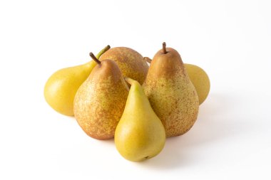 Beyaz arka planda izole edilmiş güzel olgun armutlar grubu