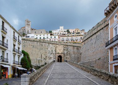 Duvarın eski İbiza kasabasının ana girişinin manzarası.