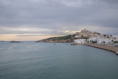 Eski İbiza kasabasının panoramik manzarası ve katedrali.