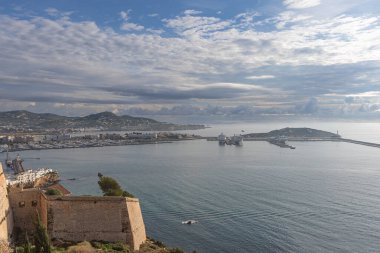 Eski İbiza kasabasından limanın panoramik manzarası