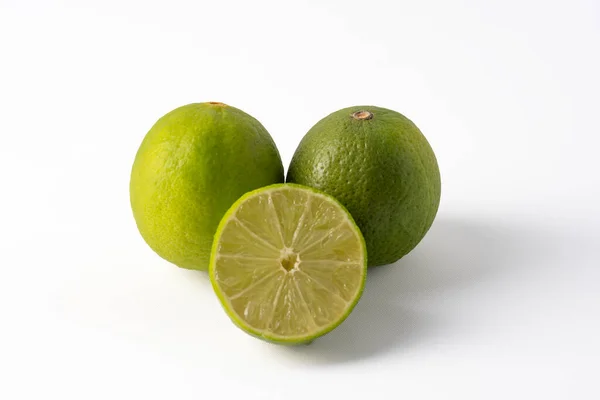 Beyaz arka planda izole edilmiş limon turunçgil meyveleri grubu..