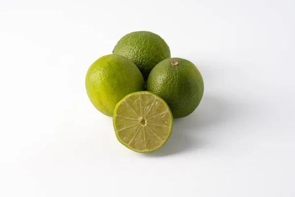 Bir grup turunçgil, beyaz arka planda izole edilmiş taze limon.