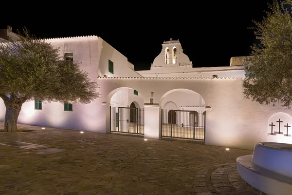 İbiza Adası 'ndaki San Antonio Kilisesi' nin gece fotoğrafları.