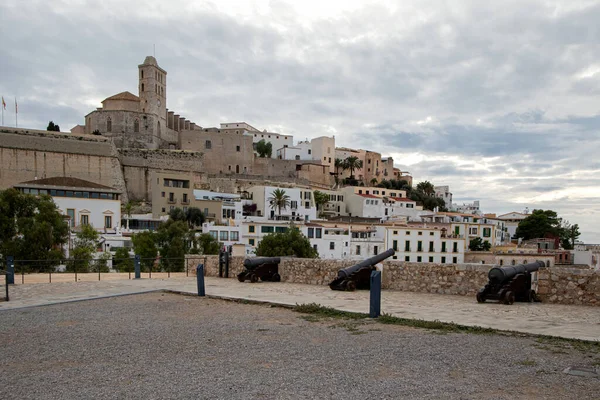 Bombardıman meydanı, Dalt Vila mahallesindeki Virgen de las Nieves Katedrali, eski Ibiza kasabası Unesco tarafından bir Dünya Mirası Alanı ilan edildi.