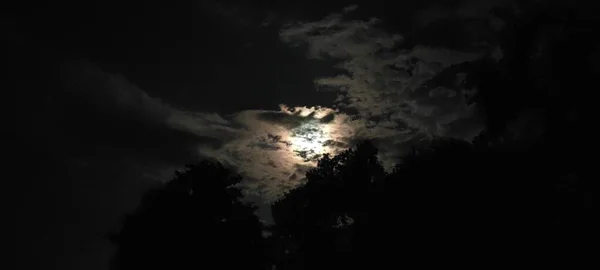 Φεγγάρι Πάνω Από Σύννεφα Στον Ουρανό — Φωτογραφία Αρχείου