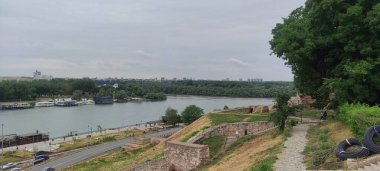 Nehrin gökyüzüne karşı yüksek açılı görüntüsü