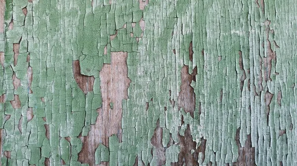 旧的绿色油漆正在剥落木板 — 图库照片
