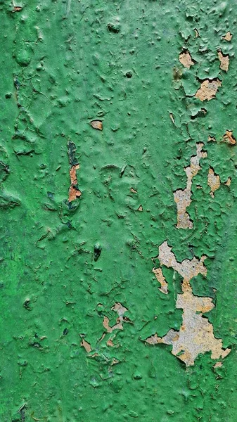 旧的绿色油漆因暴露于大自然而开裂并从金属板上脱落 — 图库照片