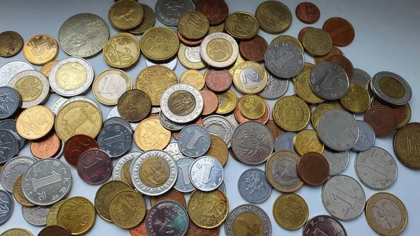 Monte Moedas Diferentes Países Mundo Fundo Branco Euro Centavos Euro — Fotografia de Stock