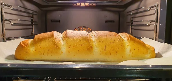 Pão Caseiro Acabado Fazer Ainda Forno Quente Fresco Saboroso Perfumado — Fotografia de Stock