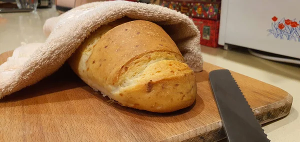 Pão Caseiro Recém Assado Com Uma Faca Uma Tábua Corte — Fotografia de Stock