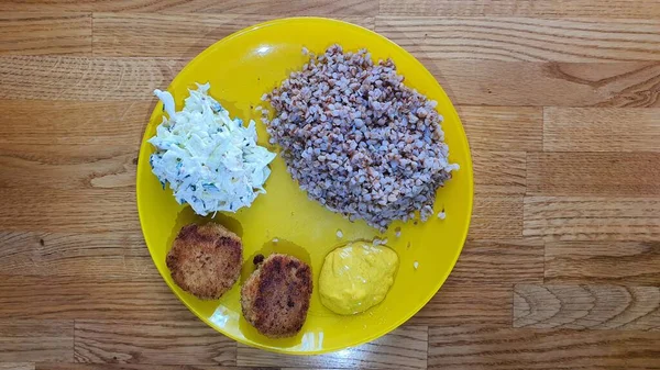 Prato Amarelo Com Duas Costeletas Salada Trigo Mourisco Cozido Molho — Fotografia de Stock