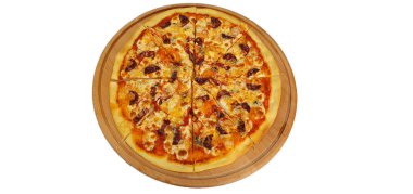 Salamlı taze pişmiş pizza, mozzarella peyniri ve baharatlı sos. Pizza sekiz parçaya bölündü. Beyaz arkaplanda izole