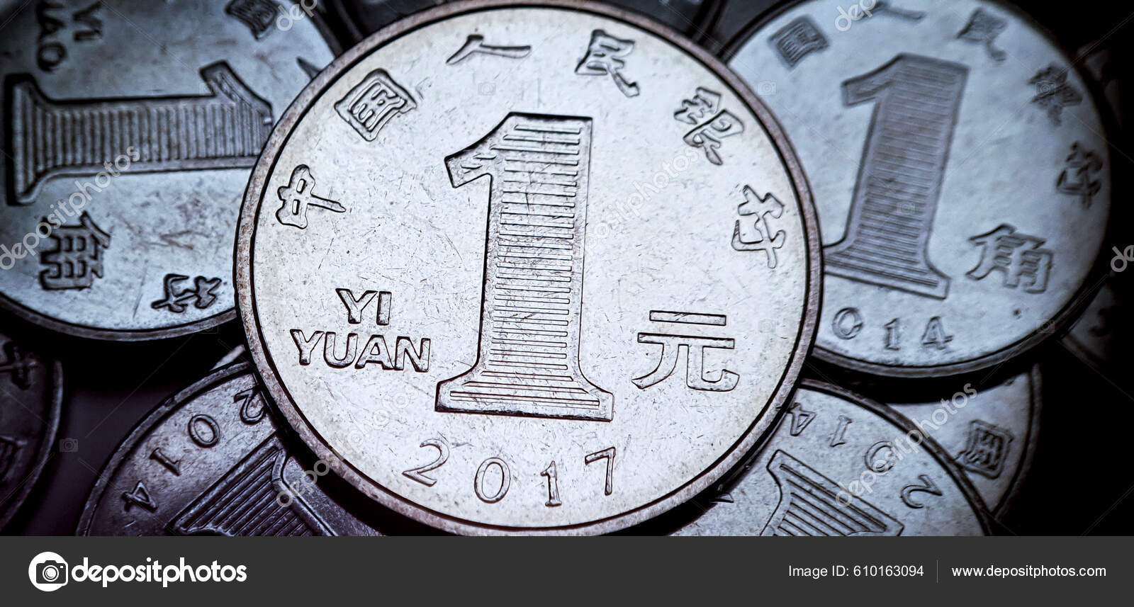 一只旧的破旧的中元钱币关上了背景上有许多面额为1元的硬币2017年铸造1元硬币——图库图片© Life-Background #610163094