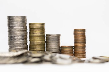 Beyaz arkaplanda para yığını, yakın plan, sıra sıra dizilmiş