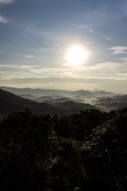 Karmaşık dağlar, sabah sisi ve sıcak güneş ışığı