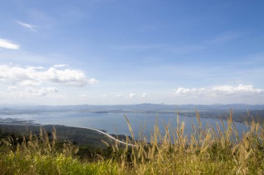 Doğanın güzel manzarası, yüksek yerlerde, nehirler, dağlar ve gökyüzü ile uzaklarda görülebilir.