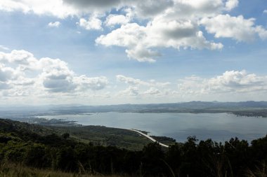 Doğanın güzel manzarası, yüksek yerlerde, nehirler, dağlar ve gökyüzü ile uzaklarda görülebilir.