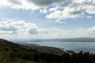 Doğanın güzel manzarası, yüksek yerlerde, nehirler, dağlar ve gökyüzü ile uzaklarda görülebilir.