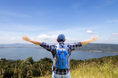 Adam dağda duruyor, macera turizmi, dağlara tırmanıyor.