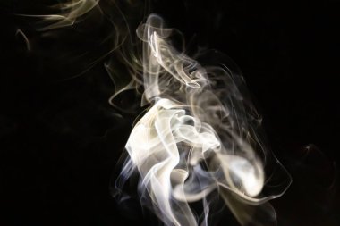 Siyah arkaplanda soyut resim dumanı