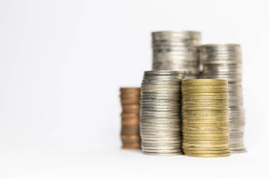 Beyaz arkaplanda para yığını, yakın plan, sıra sıra dizilmiş