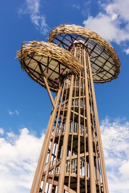 Kuş yuvası şeklinde metal bir gözlem kulesi.