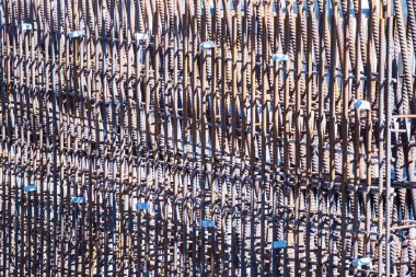 Siyah metal örgülü çit.