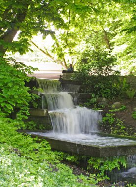 Suyun insan ruhu ve ruhuna büyük bir olumlu etkisi vardır. Bu fotoğraf Hamburg / Almanya 'daki bir parkta Japon tarzı şelaleyi gösteriyor..