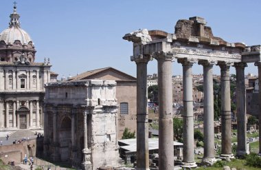 Bu fotoğraf 2011 yılındaki Roma turumun bir ürünü. Roma Forumu 'nun ünlü antik kalıntılarını gösteriyor..