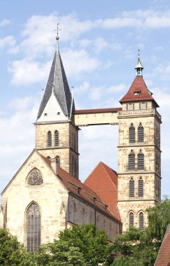 Tarih: Haziran 2012: Esslingen, Güney Almanya açıklaması: Esslingen 'deki St. Dionys Kilisesi' nin harika bir ön görüntüsü.
