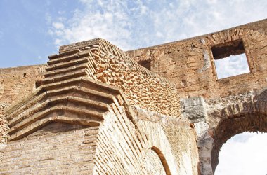 Bu fotoğraf 2012 'deki Roma ziyaretimde çekildi. Kolezyumun bir parçasını gösteriyor..