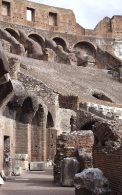 Bu fotoğraf 2012 'deki Roma ziyaretimde çekildi. Kolezyumun bir parçasını gösteriyor..