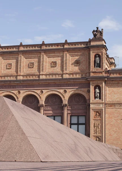 Hamburger Kunsthalle, Almanya 'nın Hamburg eyaletinde yer alan bir sanat müzesidir. Ülkedeki en büyük müzelerden birisidir. Orijinal kırmızı tuğla Kunsthalle 1863 'ten 1869' a kadar inşa edildi..