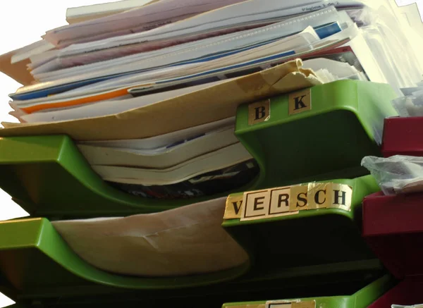 Bu ofis tepsisi acilen düzenlenmesi gereken belgelerle dolu..