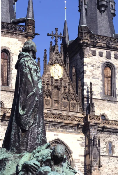 Prag Daki Teyn Kilisesinin Önündeki Jan Hus Anıtı — Stok fotoğraf