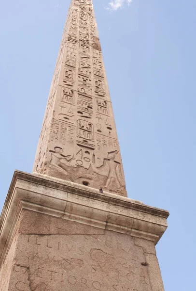 Sebuah Obelisk Kuno Dengan Heroglif Mesir Sumur Pantheon Roma — Stok Foto