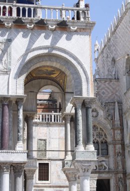 Venedik 'teki St. Marks Katedrali' nin zengin süslenmiş kemerleri..