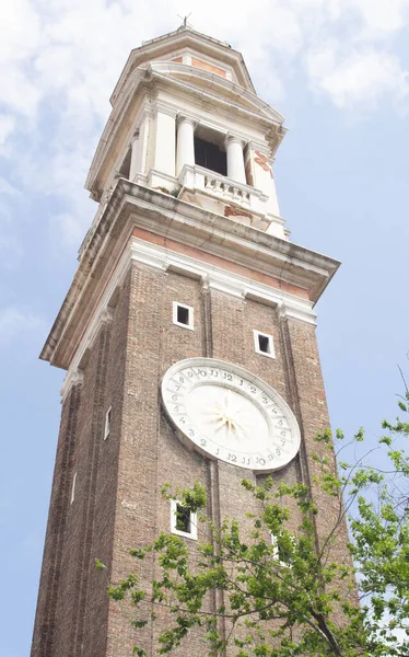 Venedik 'teki 7. yüzyıldan kalma en eski kiliselerden biri olan mevcut bina, basit baziluca planıyla 1575 yılına dayanıyor. Bu fotoğraf saat kulesini gösteriyor.
